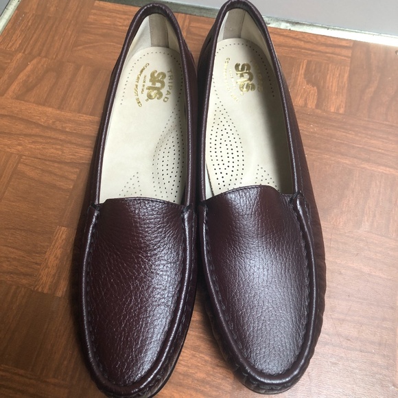 NIB SAS Women's Size 9 1/2 S Burgundy Loafer Shoes - Picture 1 of 6